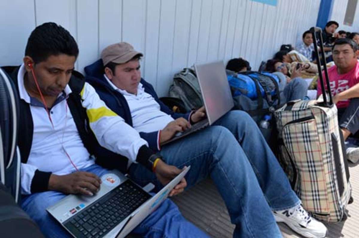 Los campuseros durmieron desde el martes en el Centro de Exposiciones de la Mitad del Mundo. Foto: Miguel Jim&eacute;nez/ El Tel&eacute;grafo