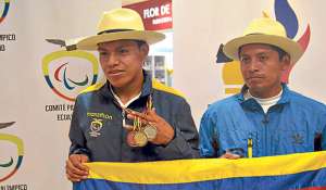 El atleta ecuatoriano Sixto Moreta (izq.) lleg&oacute; en cuarto lugar en la prueba de los 1.500 metros T12 y registr&oacute; su mejor marca de la temporada. cortes&iacute;a