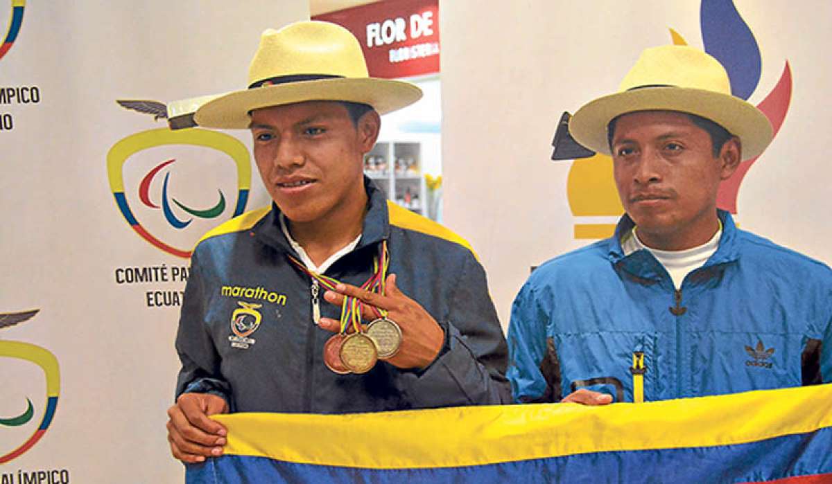 El atleta ecuatoriano Sixto Moreta (izq.) lleg&oacute; en cuarto lugar en la prueba de los 1.500 metros T12 y registr&oacute; su mejor marca de la temporada. cortes&iacute;a