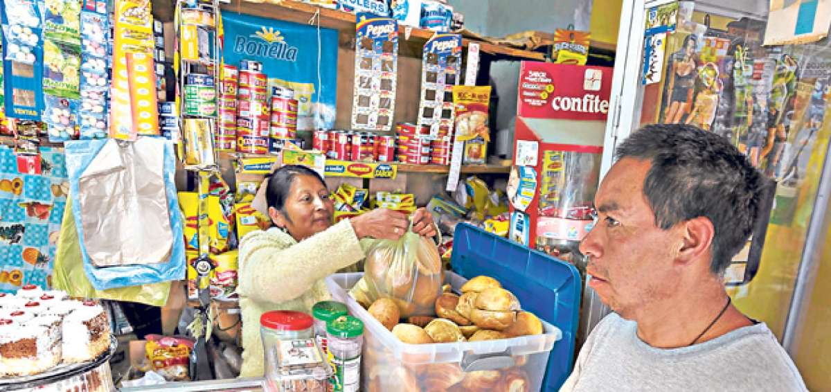 La tienda de la esquina, la zapater&iacute;a, la cerrajer&iacute;a, la panader&iacute;a o la papeler&iacute;a, son algunos lugares de encuentro en los barrios residenciales del Centro Hist&oacute;rico. Fotos: Mario Egas / El Tel&eacute;grafo
