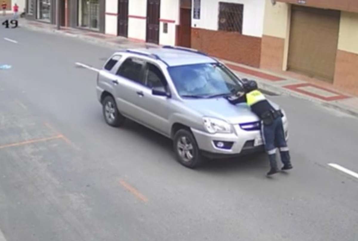 Veh&iacute;culo embisti&oacute; a agente de tr&aacute;nsito en Loja