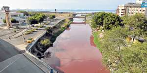 Semanas atr&aacute;s, los r&iacute;os de Manta estuvieron rojos por la remediaci&oacute;n ambiental que se realiza. Foto: Rodolfo P&aacute;rraga / El Tel&eacute;grafo