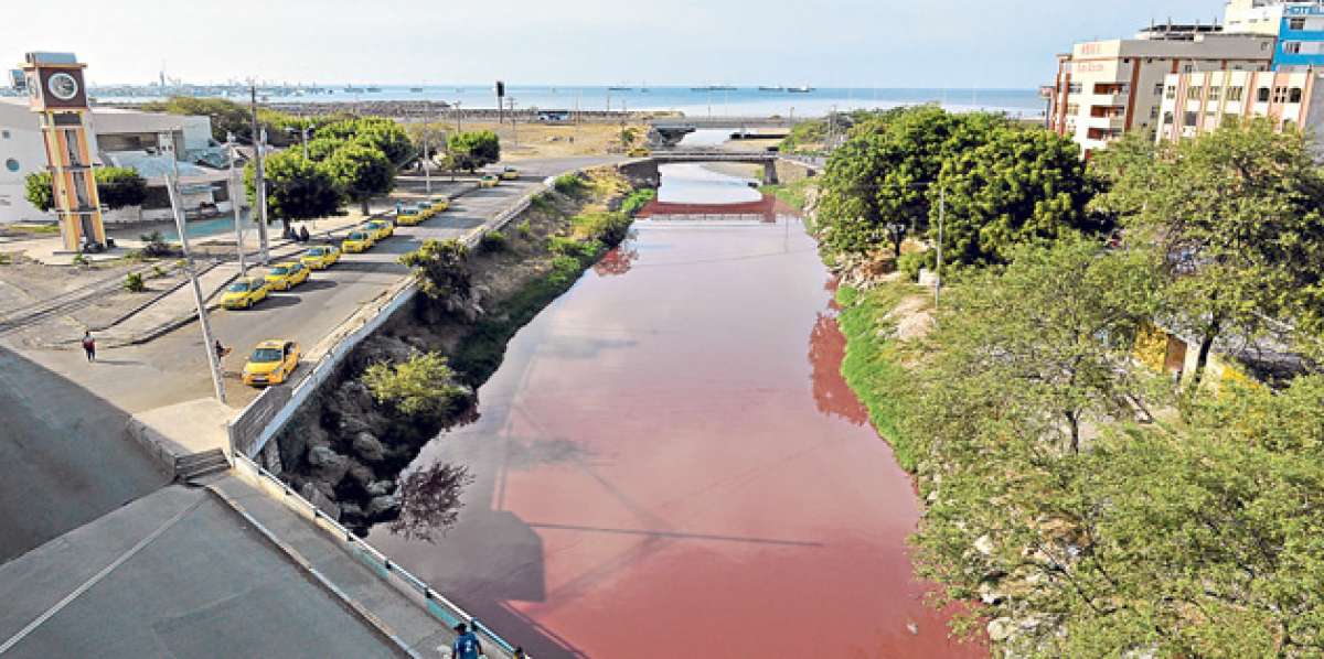 Semanas atr&aacute;s, los r&iacute;os de Manta estuvieron rojos por la remediaci&oacute;n ambiental que se realiza. Foto: Rodolfo P&aacute;rraga / El Tel&eacute;grafo