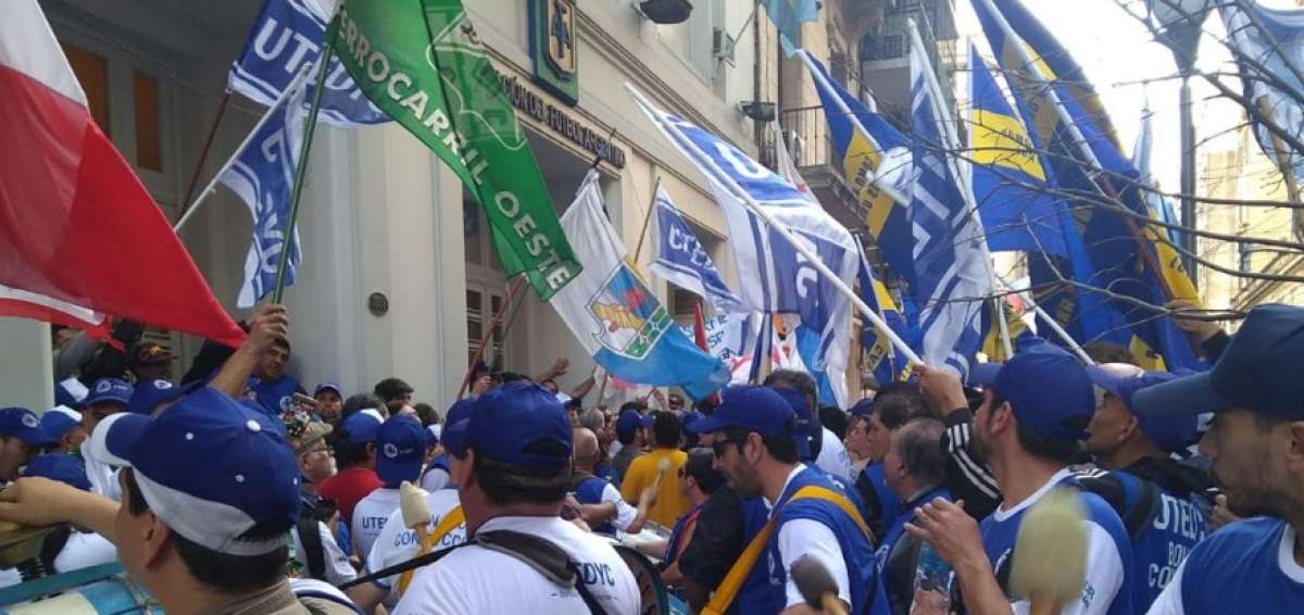 Los protestantes llevaron consigo bombos, banderas y pancartas.