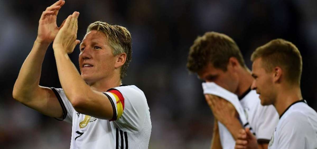 Schweinsteiger, de 32 a&ntilde;os, se emocion&oacute; durante el homenaje que recibi&oacute; antes del partido.