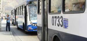Las unidades de la Metrov&iacute;a que transitan por la av. Rodr&iacute;guez Bon&iacute;n circulan con la compuerta del motor abierta.