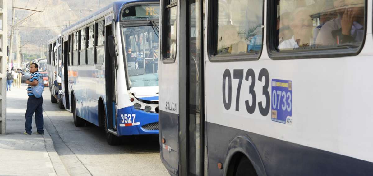 Las unidades de la Metrov&iacute;a que transitan por la av. Rodr&iacute;guez Bon&iacute;n circulan con la compuerta del motor abierta.