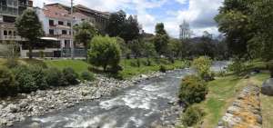 Los r&iacute;os que atraviesan Cuenca aumentaron su caudal. La Guardia Ciudadana es la encargada de cuidar las orillas para evitar situaciones de peligro.