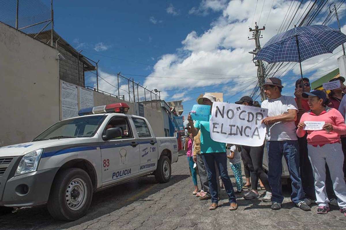 Moradores de El Inca protestaron frente al CRS Femenino de Quito porque consideran que promueve la inseguridad y desaseo. Cr&eacute;dito: Santiago Aguirrre/El Tel&eacute;grafo 