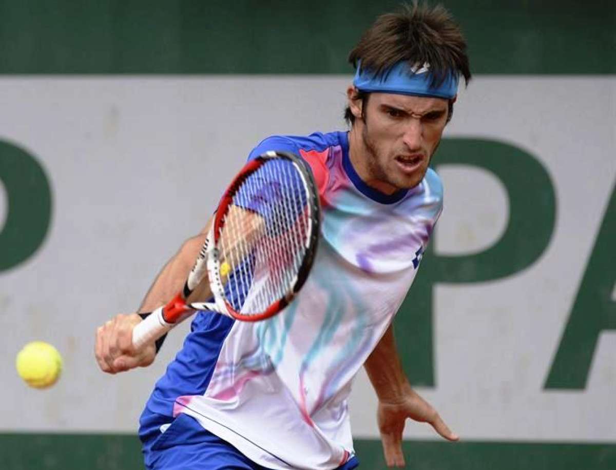 El tenista argentino Leonardo Mayer devuelve la bola al ruso Teymuraz Gabashvili durante el partido de segunda ronda. Foto: EFE