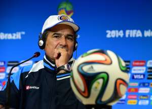 Jorge Luis Pinto envio un mensaje a la FIFA para que est&eacute; atenta a los piscinazos de Robben. Foto: AFP