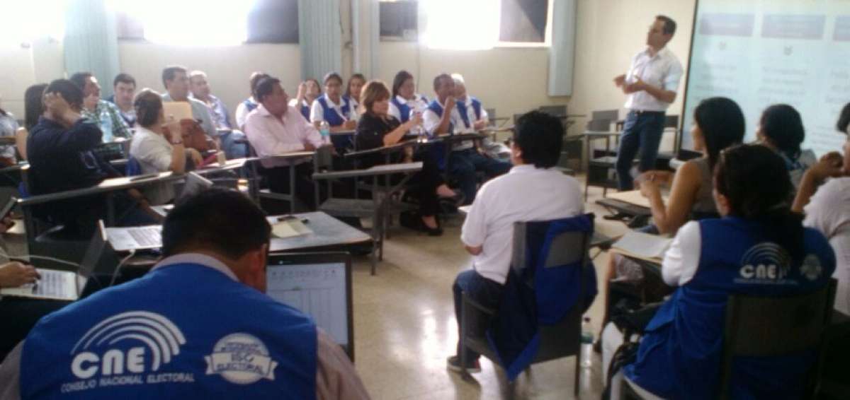 CNE prueba en Guayaquil sistema de escrutinio