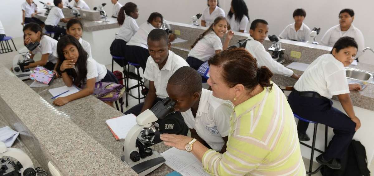 Los alumnos de la unidad Luis Pauta Rodr&iacute;guez (Guayaquil) usaron los flamantes laboratorios de Biolog&iacute;a. 