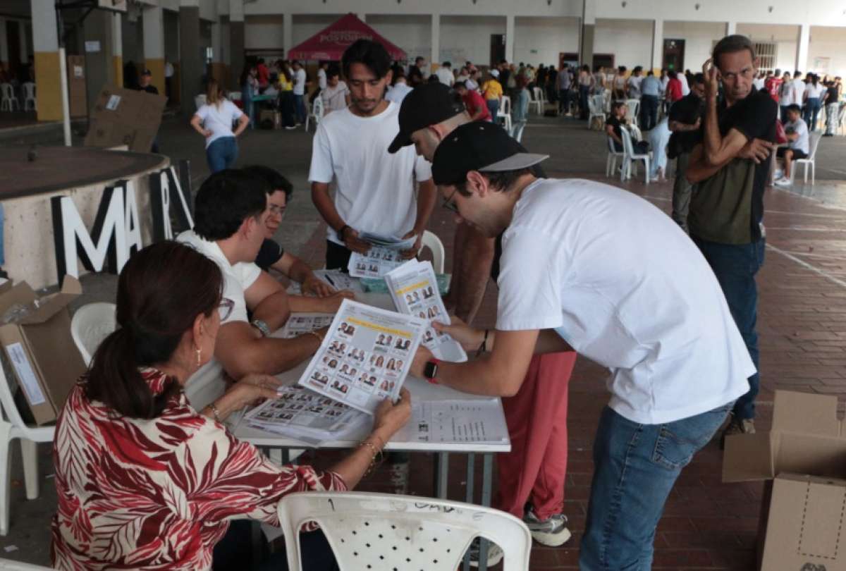 Jurados electorales cuentan votos este 31 de mayo en C&uacute;cuta (Colombia). EFE/Mario Caicedo