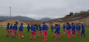Las jugadoras de la selecci&oacute;n ecuatoriana de f&uacute;tbol se entrenaron ayer a doble jornada en el complejo de Coquimbo Unido, antes de su debut.