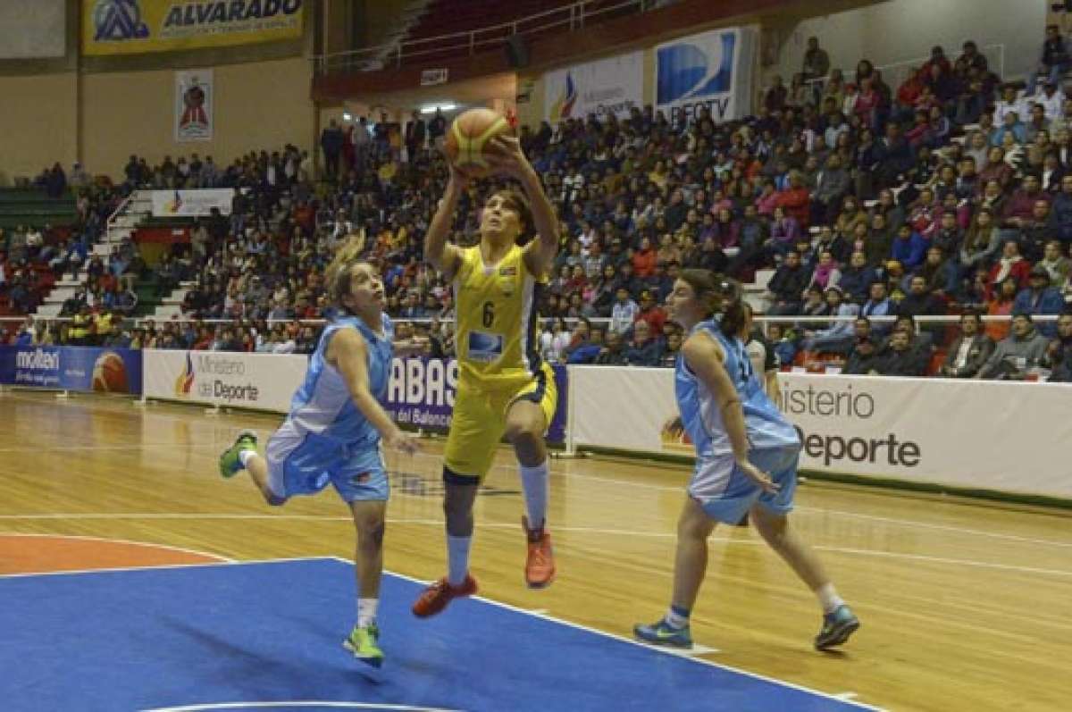 El buen estado del grader&iacute;o del Coliseo de Deportes permite a los espectadores disfrutar del Sudamericano. Foto: Roberto Ch&aacute;vez / El Tel&eacute;grafo.