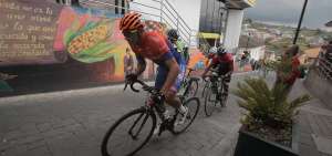 &Eacute;rick Casta&ntilde;o (adelante de traje naranja con azul) durante un ascenso en la quinta etapa de la Vuelta Cicl&iacute;stica al Ecuador. 