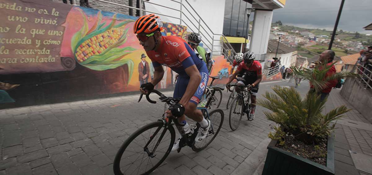 &Eacute;rick Casta&ntilde;o (adelante de traje naranja con azul) durante un ascenso en la quinta etapa de la Vuelta Cicl&iacute;stica al Ecuador. 
