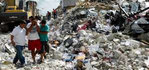 En Portoviejo, el drama que aparece en esta gr&aacute;fica se repite en distintos sectores: hombres o mujeres devastados por la p&eacute;rdida de familiares o amigos, y tambi&eacute;n por la destrucci&oacute;n de sus casas.