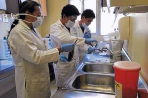 Parroquia Sinincay es atendida por estudiantes de Laboratorio Cl&iacute;nico