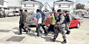 Estos son 6 de los 8 agentes de seguridad penitenciaria detenidos en el operativo &lsquo;M&aacute;ster&rsquo;. Foto: Cortes&iacute;a