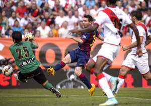 Lionel Messi (c.) anot&oacute; el primer gol para la victoria del FC Barcelona sobre el Rayo Vallecano. Foto: AFP