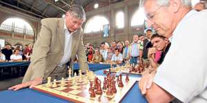 El ruso Anatoly Karpov (izq.) fue campe&oacute;n del mundo durante 10 a&ntilde;os, desde 1975 hasta 1985. Foto: internet