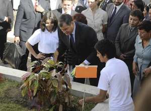 El Mandatario sembr&oacute; un &aacute;rbol como s&iacute;mbolo de sembrar "una nueva generaci&oacute;n del conocimiento" con este a&ntilde;o lectivo. Foto: &Aacute;lvaro P&eacute;rez/ EL TEL&Eacute;GRAFO
