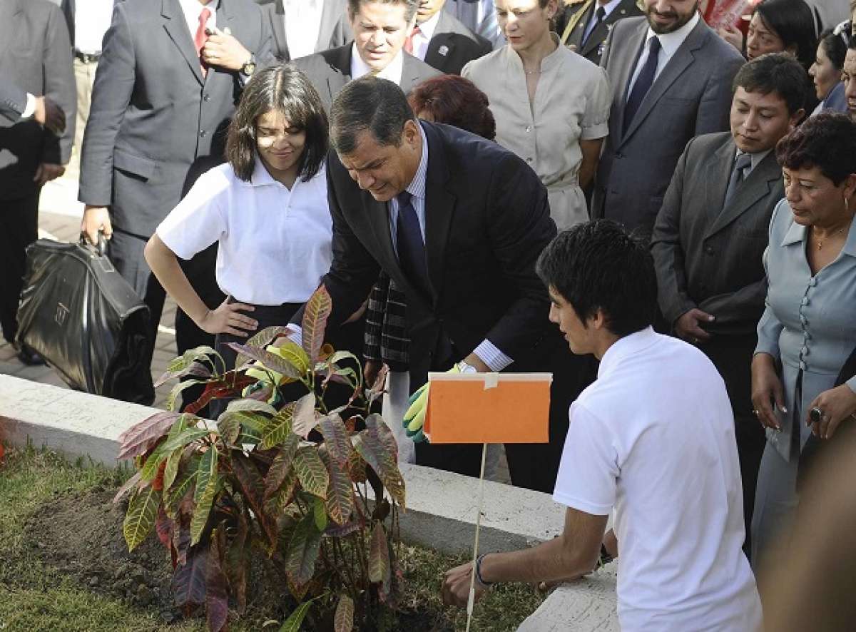 El Mandatario sembr&oacute; un &aacute;rbol como s&iacute;mbolo de sembrar "una nueva generaci&oacute;n del conocimiento" con este a&ntilde;o lectivo. Foto: &Aacute;lvaro P&eacute;rez/ EL TEL&Eacute;GRAFO