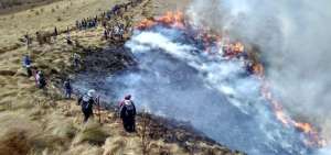 El incendio forestal completa m&aacute;s de 24 horas sin poder ser controlado y se est&aacute; expandiendo.
