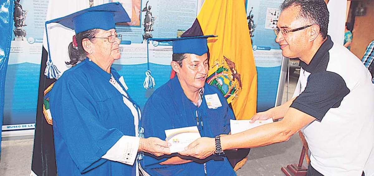 Al evento asistieron familiares de los graduados y representantes de las Alcald&iacute;as de Esmeraldas y San Lorenzo.