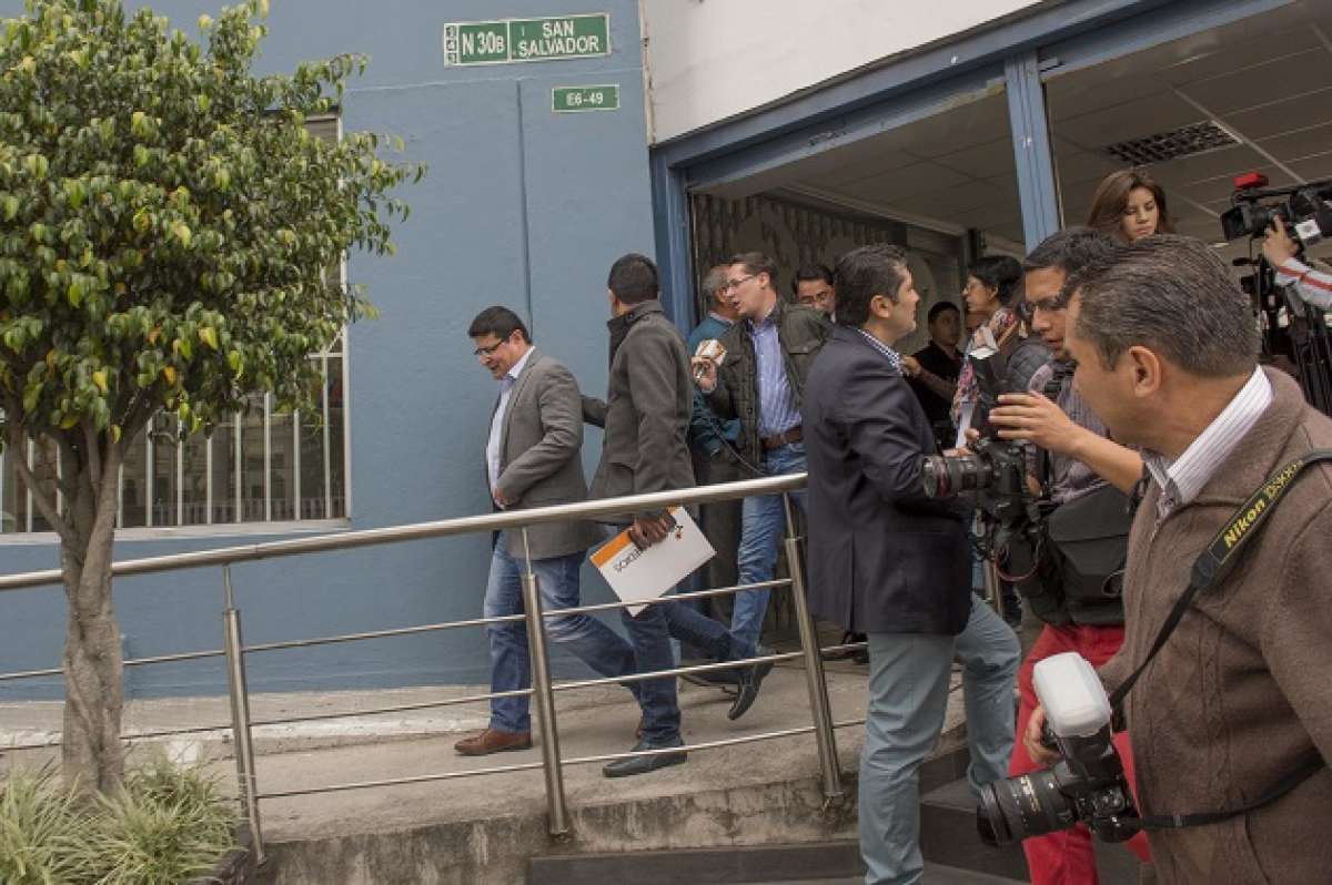 Ante los cuestionamientos de varios comunicadores sociales, C&eacute;sar Ricaurte sali&oacute; presuroso de las oficinas de la Secom. Foto: Fernando Sandoval/ EL TEL&Eacute;GRAFO