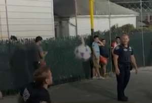 Por muy preparados físicamente que estén los policías, les costó un poco moverse con seguridad en la cancha.
