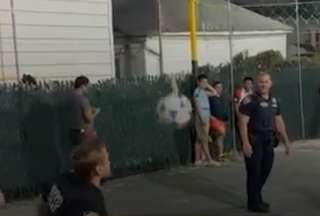 Por muy preparados físicamente que estén los policías, les costó un poco moverse con seguridad en la cancha.
