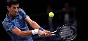 El tenista serbio Novak Djokovic durante el duelo contra Damir Dzumhur, en el que gan&oacute; luego de que el bosnio quedara desafectado por lesi&oacute;n.