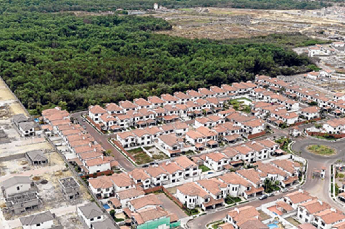 La v&iacute;a a la Costa, seg&uacute;n el Plan de Ordenamiento Territorial, puede ser utilizada para fines tur&iacute;sticos, recreativos, comerciales y urbanizaci&oacute;n. La Terminal Terrestre Pascuales para viviendas de inter&eacute;s social. Foto: Karly Torres / El Tel&eacute;grafo 