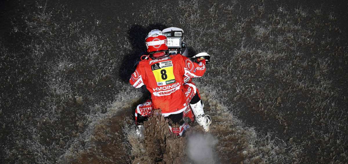 El franc&eacute;s Adrien Van Beveren (Yamaha) hace gala de su habilidad para cruzar un r&iacute;o dentro del mapa de la segunda etapa que se libr&oacute; ayer, entre Resistencia y San Miguel de Tucum&aacute;n, sobre 803 kil&oacute;metros.