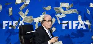 El 20 de julio pasado el comediante  ingl&eacute;s Simon Brodkin interrumpi&oacute; una rueda de prensa de Joseph Blatter y le lanz&oacute; d&oacute;lares falsos, como advertencia del esc&aacute;ndalo que estaba por estallar.  