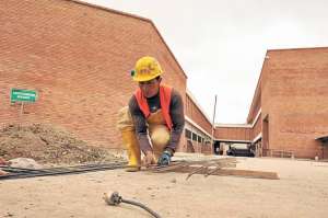 En 3 jornadas diarias, 750 personas laboran en la construcci&oacute;n del nuevo centro carcelario en Cuenca. Foto: Jos&eacute; Luis Llivisaca / El Tel&eacute;grafo.