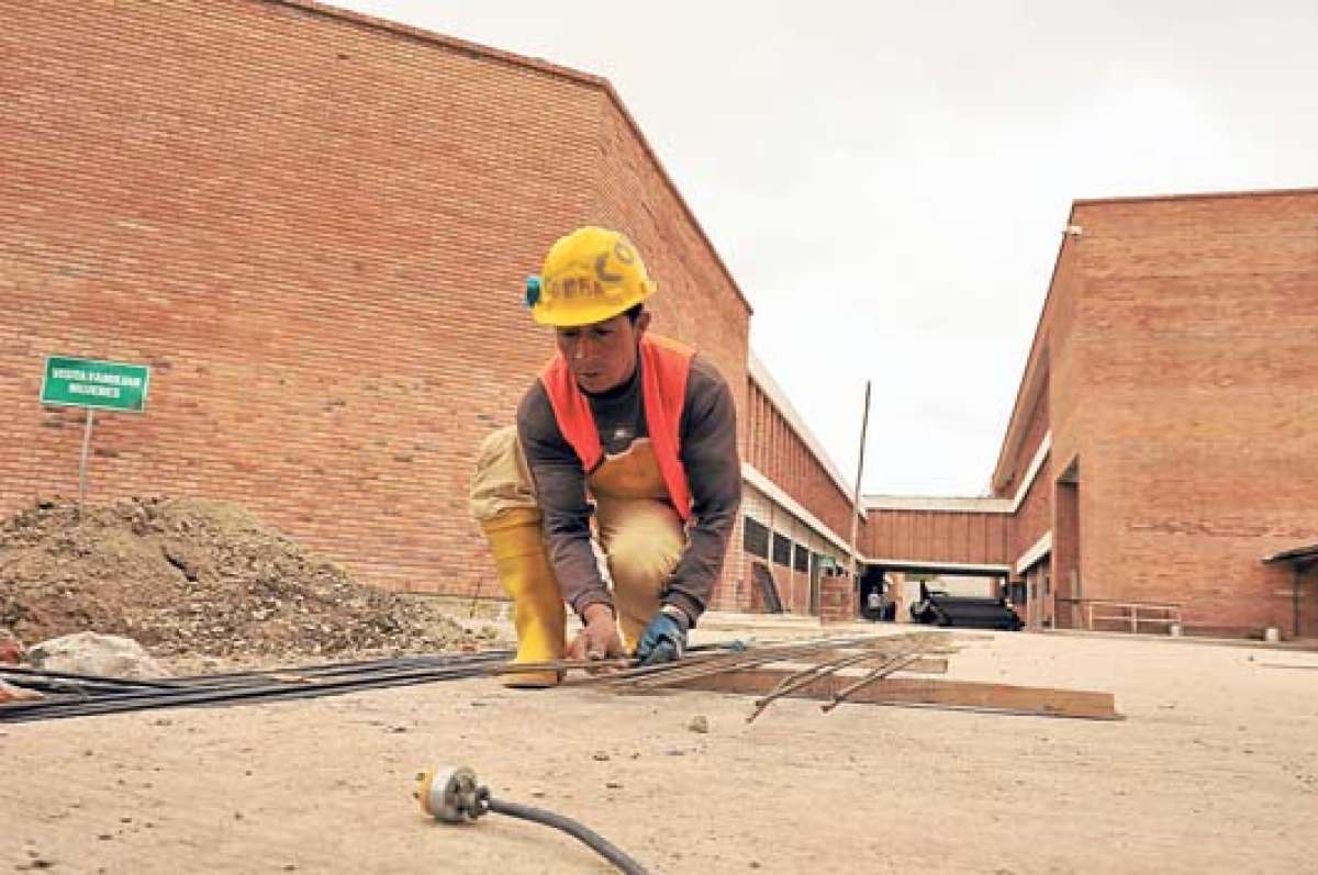 En 3 jornadas diarias, 750 personas laboran en la construcci&oacute;n del nuevo centro carcelario en Cuenca. Foto: Jos&eacute; Luis Llivisaca / El Tel&eacute;grafo.