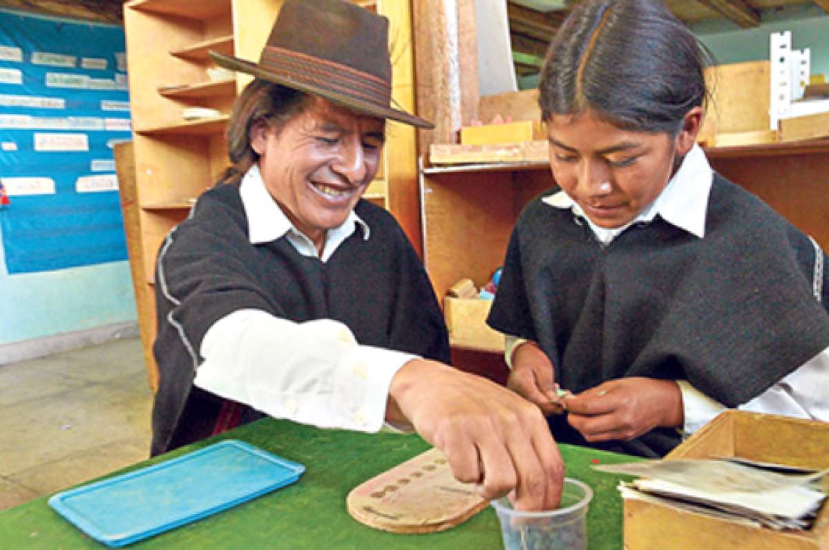 Luis Antonio Ald&aacute;s ha impartido clases de matem&aacute;tica a cientos de ni&ntilde;os usando objetos aut&oacute;ctonos. Foto: Roberto Ch&aacute;vez / El Tel&eacute;grafo.