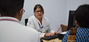 Pacientes acuden a consulta m&eacute;dica en el hospital General Quito Sur.
