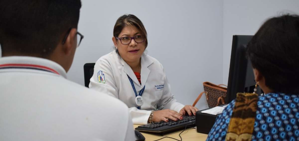Pacientes acuden a consulta m&eacute;dica en el hospital General Quito Sur.