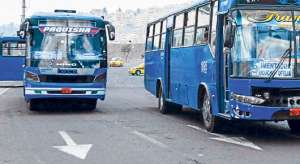 Los transportistas urbanos de Quito argumentan que se justifica la elevaci&oacute;n de pasajes por el incremento en los gastos operativos, de neum&aacute;ticos y repuestos. Foto: Andr&eacute;s Darquea / El Tel&eacute;grafo