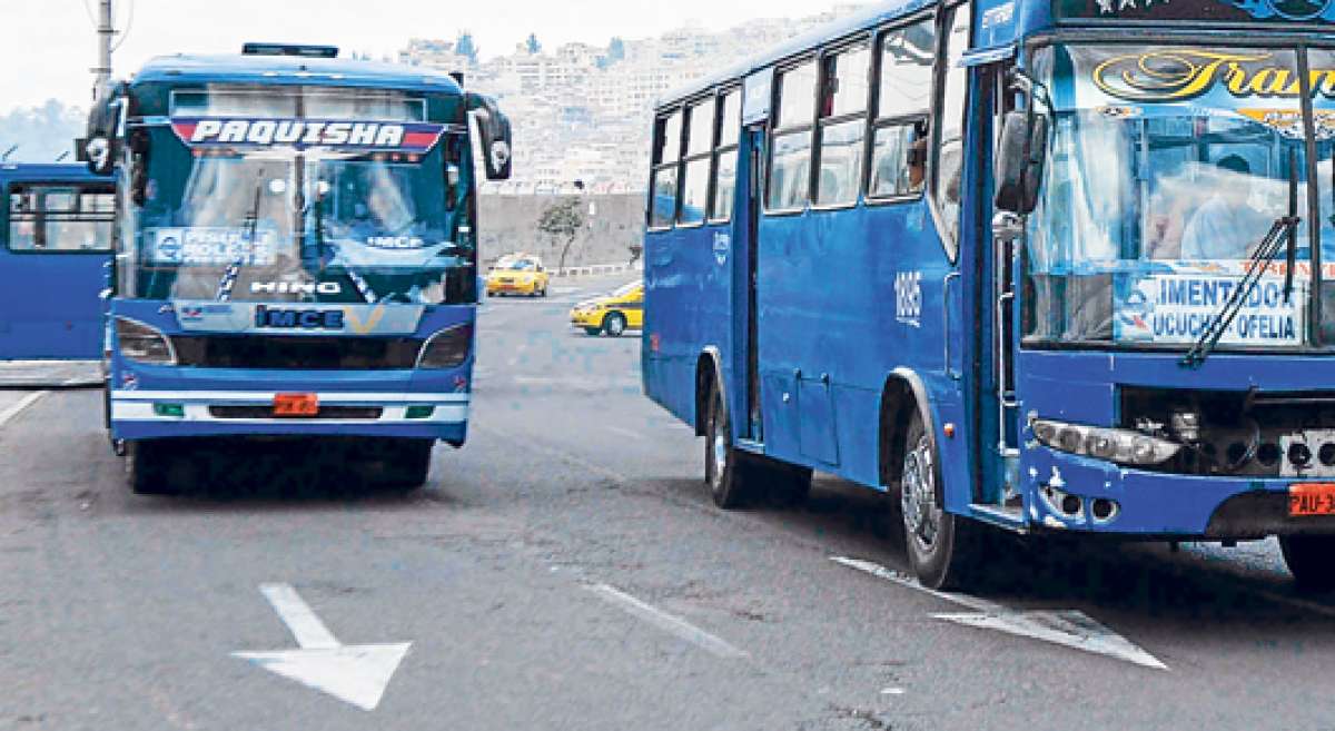 Los transportistas urbanos de Quito argumentan que se justifica la elevaci&oacute;n de pasajes por el incremento en los gastos operativos, de neum&aacute;ticos y repuestos. Foto: Andr&eacute;s Darquea / El Tel&eacute;grafo