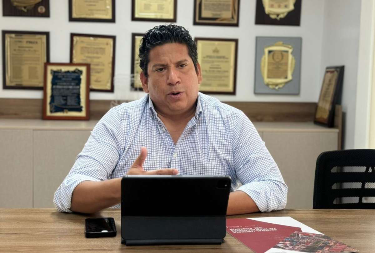 Retiros por más de USD 853.000 en CNEL coinciden con salida del país de dirigente sindical