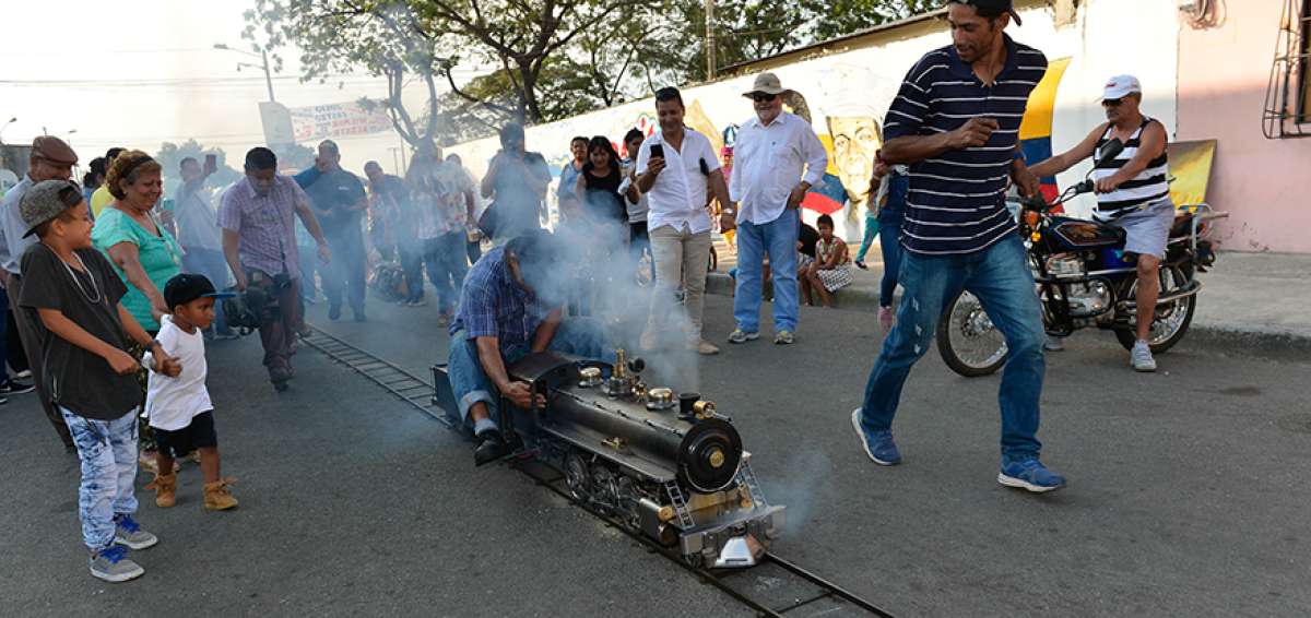 En las festividades de Dur&aacute;n, la familia Davis recorre el cant&oacute;n en un tren a escala que mide aproximadamente un metro medio.