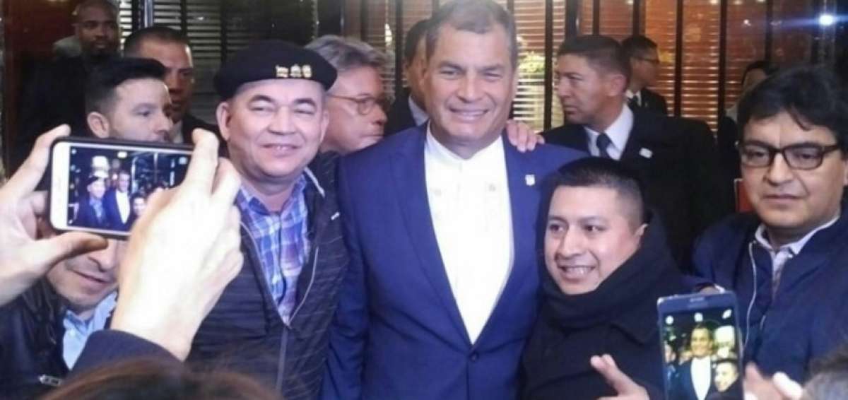 El Primer Mandatario ecuatoriano fue recibido en Nueva York por migrantes que se tomaron fotos con &eacute;l. 