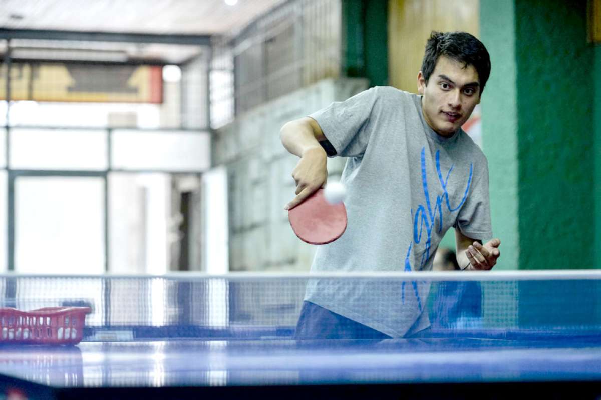 Gabriel Sebasti&aacute;n Salazar P&eacute;rez (17 a&ntilde;os) se autodefine como un microtenista de juego defensivo, que combina bien los golpes cortos y el ataque de derecha. Entrena en Concentraci&oacute;n Deportiva de Pichincha. Foto: Andr&eacute;s Darquea / El Tel&eacute;grafo