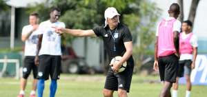El director t&eacute;cnico de Emelec, Alfredo Arias, explica un ejercicio t&aacute;ctico, en uno de los &uacute;ltimos entrenamientos del primer plantel en el Complejo de Samanes de Guayaquil.